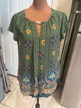 Women's Green Printed Short-Sleeve Blouse with Keyhole Accent